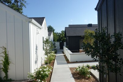 Whitetail Court Hotel