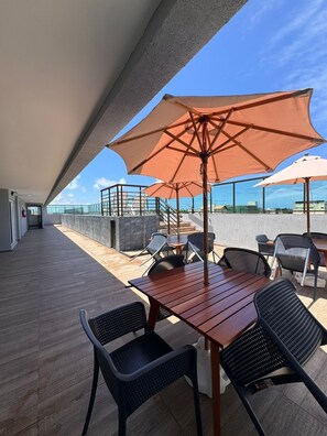 Outdoor dining - Flat Centro Porto de Galinhas Piscina Rooftop e Academia 300m do Calçadão (Porto de Galinhas Ipojuca)