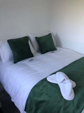 2 slaapkamers, een bureau, reisbedje, gratis wifi