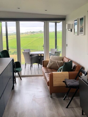 Family Friendly Glamping Cabin 2 bedroom & Hot Tub