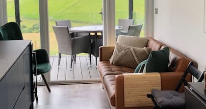 Family Friendly Glamping Cabin 2 bedroom & Hot Tub