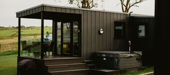 Family Friendly Glamping Cabin 2 bedroom & Hot Tub