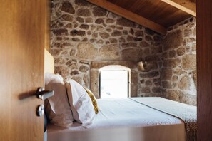 2 عدّة غرف نوم ومكواة/لوح كي وخد مة الإنترنت