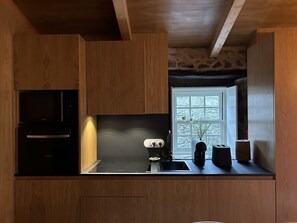 ثلاجة، ميكروويف، موقد طهي مسطح، غسالة أطباق