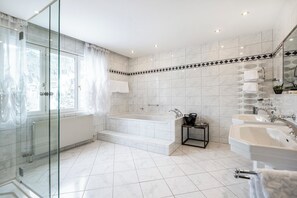 Douche, sèche-cheveux, bidet, serviettes fournies