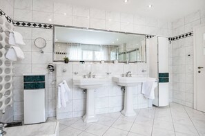 Chuveiro, secador de cabelo, bidê, toalhas de banho