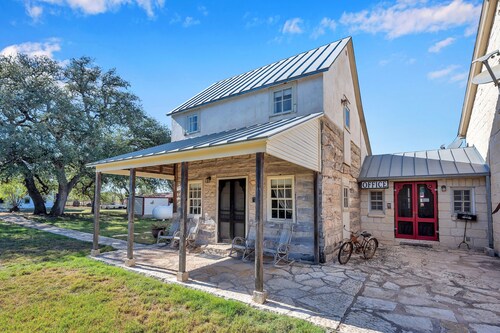 Historic Log Cabin, 2 bedroom, built in 1860s original on site. Great views!