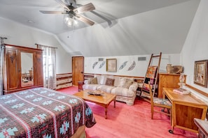 2 bedrooms, iron/ironing board, WiFi, bed sheets - Historic Log Cabin, 2 bedroom, built in 1860s original on site. Great views! (Fredericksburg)