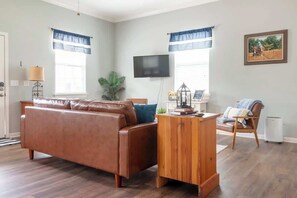 Télévision, livres, espaces bureaux