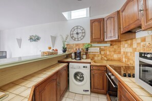 Een koelkast, een microgolfoven, een oven, een kookplaat