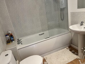 Apartment | Badezimmer | Dusche, Handtücher