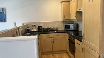 Appartement | Cuisine privée | Réfrigérateur, micro-ondes, four, plaque de cuisson