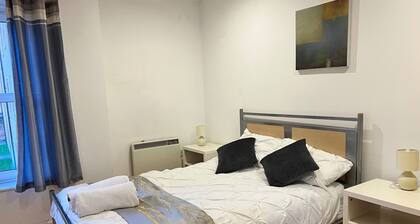 Nantwich - Sleeps 4 - Parking - Town 10mins Walk