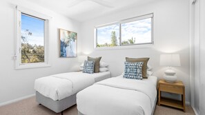 3 bedrooms, iron/ironing board, free WiFi, bed sheets - Key West Beach House (Coolum Beach)