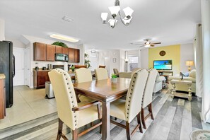 Dining - Spacious 4-bedroom house with AC and WiFi in charming Tampa (Tampa)