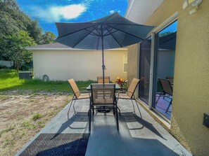 Outdoor dining - Spacious 4-bedroom house with AC and WiFi in charming Tampa (Tampa)