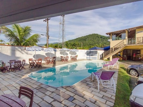 Una piscina al aire libre