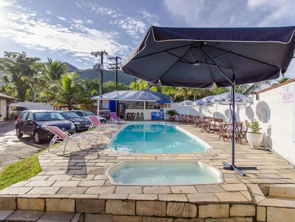 Outdoor pool - Viamar Pousada (Caraguatatuba)