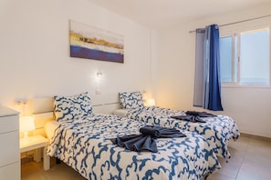 Tabla de planchar con plancha, wifi gratis y ropa de cama