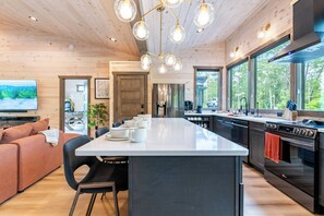 Fridge, microwave, oven, stovetop - Your brand new happy place in the Smoky Mountains! (Pigeon Forge)