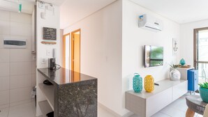 A modern kitchen with a marble countertop, built-in appliances, and a clean, minimalist design. - CoHost Flat BeachClass EcoLife 104G (IPOJUCA)