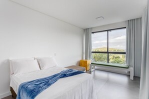 4 slaapkamers, een strijkplank/strijkijzer, internet, beddengoed