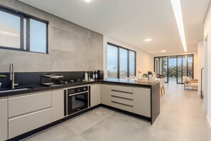 Geladeira, micro-ondas, fogão, cafeteira/chaleira