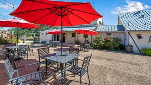 Outdoor dining - Romance Suite at B&B with full breakfast & mimosas! (Fredericksburg)
