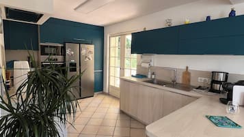 Een microgolfoven, een oven, een kookplaat, een vaatwasser