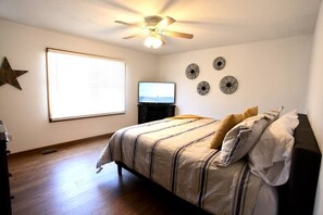 3 bedrooms, iron/ironing board, WiFi, bed sheets - The Den at Buckskin - Entire House in Frankfort, OH (Frankfort)