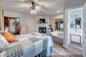 1 bedroom, iron/ironing board, WiFi, bed sheets - Texas Music Suite at gorgeous Bed & Breakfast in Fredericksburg, TX! (Fredericksburg)