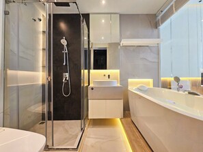 Secador de cabelo, toalhas de banho, sabonete, shampoo