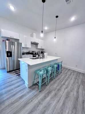 ثلاجة، ميكروويف، فرن، موقد طهي مسطح