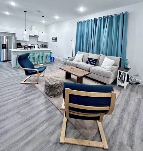 3 comfy king beds, hot tub, EV, cozy