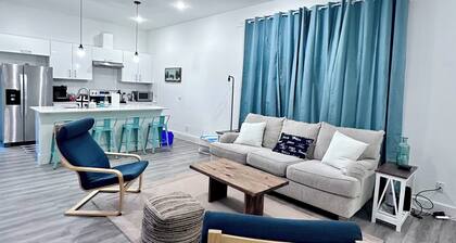 3 comfy king beds, hot tub, EV, cozy