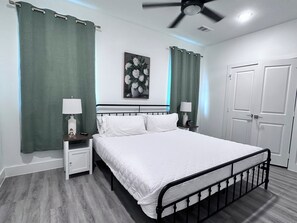 3 عدّة غرف نوم وخزنة داخل الغرفة ومكواة/لوح كي وسرير سفر