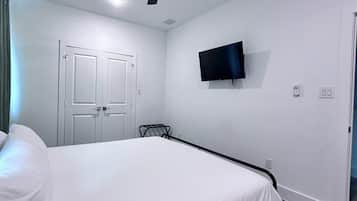 3 bedrooms, in-room safe, iron/ironing board, travel crib
