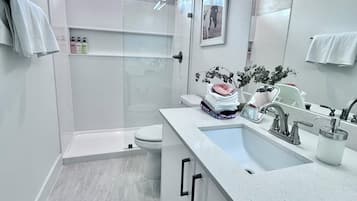 Ducha, artículos de higiene personal ecológicos y secador de pelo