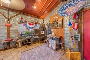 Un interior rústico con un letrero de temática tejana, muebles de madera y una decoración de estilo vintage.