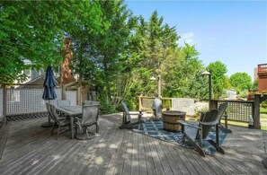 Outdoor dining - Steps from family-friendly beaches- perfect blend of relaxation and recreation (Groton)