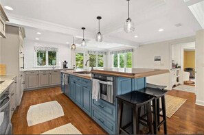 Microwave, oven, stovetop, dishwasher - Steps from family-friendly beaches- perfect blend of relaxation and recreation (Groton)