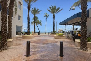 Terrace/patio - Renovated 1 Bedroom Apartment Steps From The Beach (Hollywood)