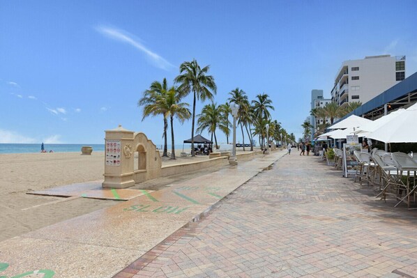 Beach nearby - Renovated One Bedroom Apt, Steps From The Beach (Hollywood)