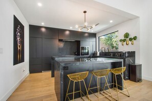 ثلاجة، ميكروويف، فرن، موقد طهي مسطح