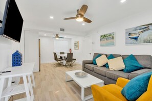 TV - Cozy two bedroom, feet from the beach (Hollywood)