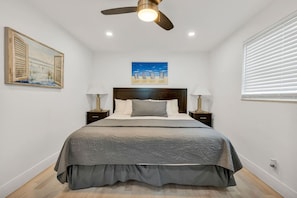 2 bedrooms, desk, WiFi - Cozy two bedroom, feet from the beach (Hollywood)