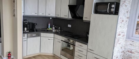 Een koelkast, een magnetron, een oven, een kookplaat