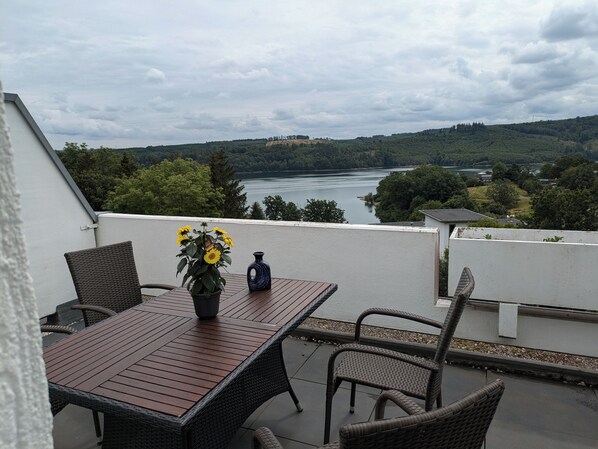 Outdoor dining - Wohnen mit Seeblick, Sorpesee (Sundern (Sauerland))