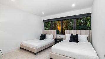 5 habitaciones, escritorio y tabla de planchar con plancha
