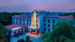 Et stort hotel med en markant indgang og et godt oplyst atrium.